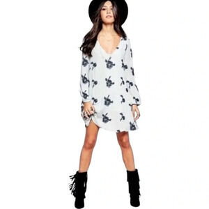 Free People Long Sleeve Austin Tunic Dress. Size
Medium. Grey green blue floral